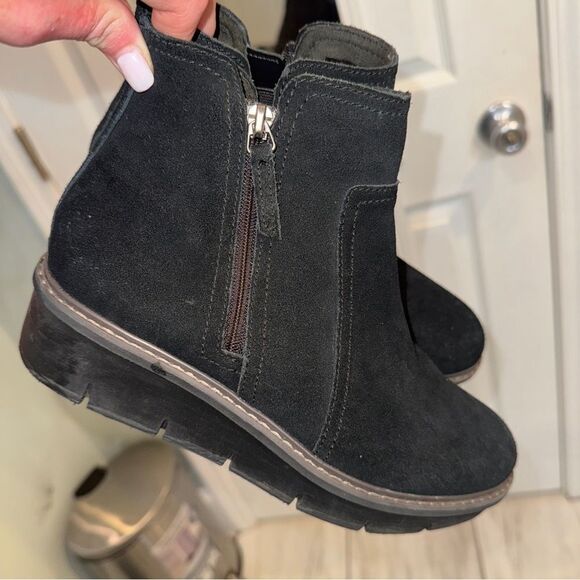 Clark’s black “Airabells” suede platform side zip booties - Picture 9 of 12